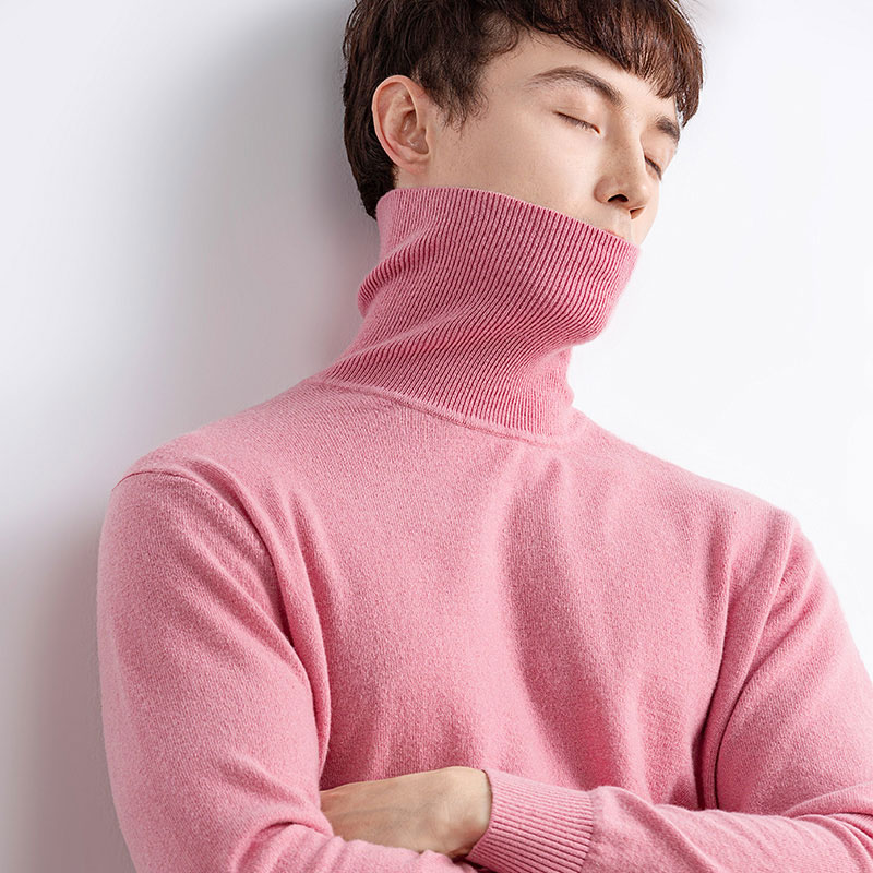 Dieser Pullover eignet sich auch hervorragend für den Lagenlook und ist somit ein echtes Basic für die Wintergarderobe. Sie können es für einen adretten Look über einem Hemd mit Kragen oder für zusätzliche Wärme unter einem Mantel tragen. Die Möglichkeiten sind endlos! Pullover mit Rundhalsausschnitt.