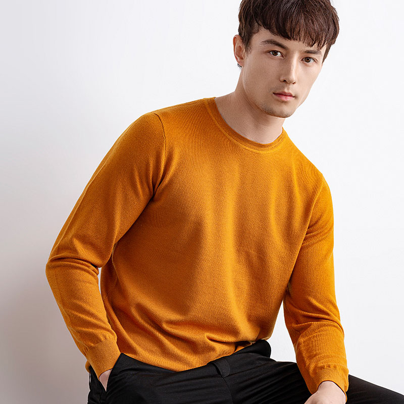 Der Kaschmirpullover mit V-Ausschnitt wird in China hergestellt und wird in drei verschiedenen Farben zur Auswahl geliefert: hellblau, dunkelblau und Holzkohlegrau.